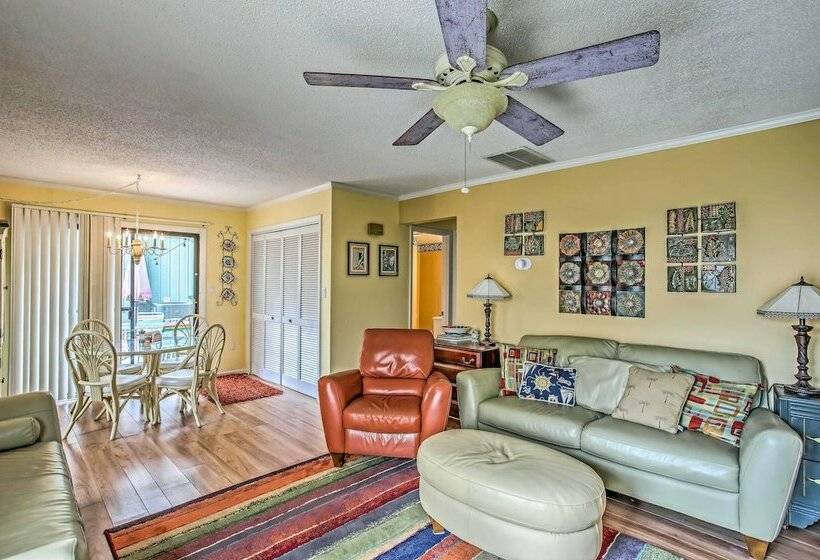 4 Mi To Barefoot Landing: North Myrtle Beach Home