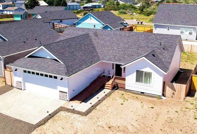 Ocean Shores Home W/ Game Room   Walk To Beaches!
