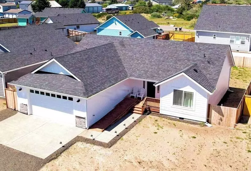 Ocean Shores Home W/ Game Room   Walk To Beaches!