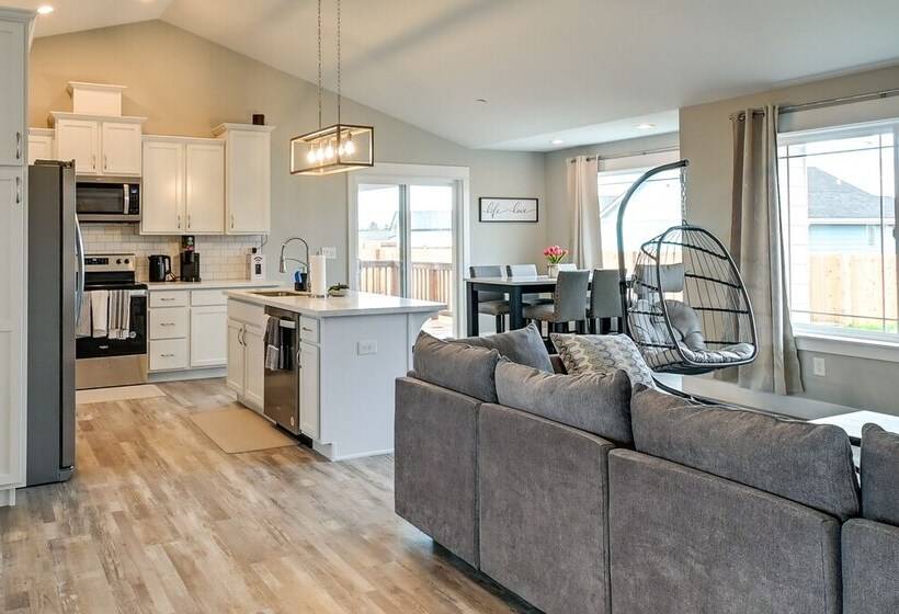 Ocean Shores Home W/ Game Room   Walk To Beaches!