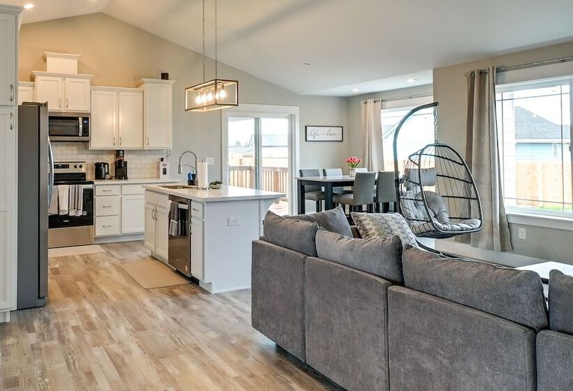 Ocean Shores Home W/ Game Room   Walk To Beaches!