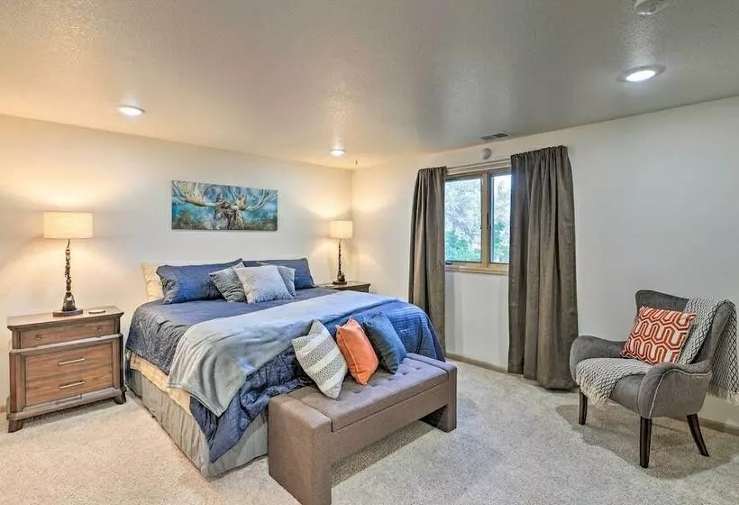 Outdoor Enthusiasts  Retreat W/ Hot Tub, Deck