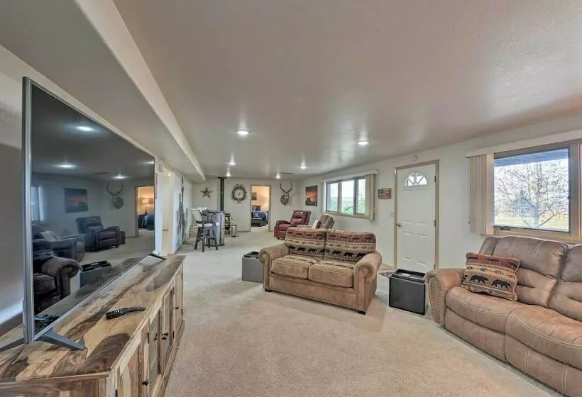 Outdoor Enthusiasts  Retreat W/ Hot Tub, Deck