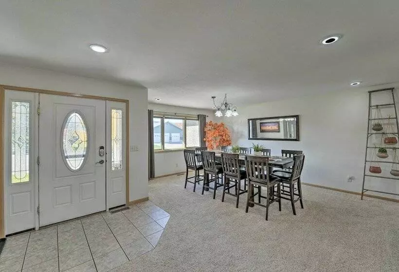 Outdoor Enthusiasts  Retreat W/ Hot Tub, Deck