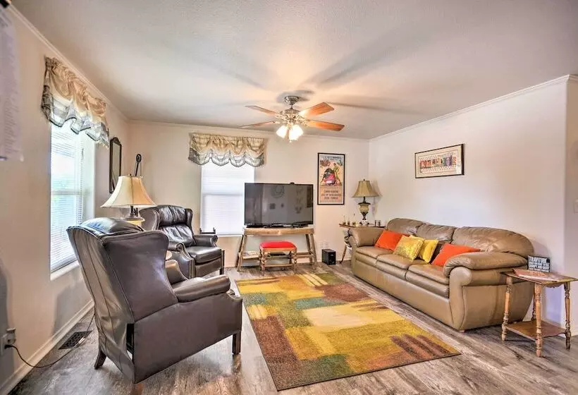 Peaceful Portales Escape W/ Patio & Grill!