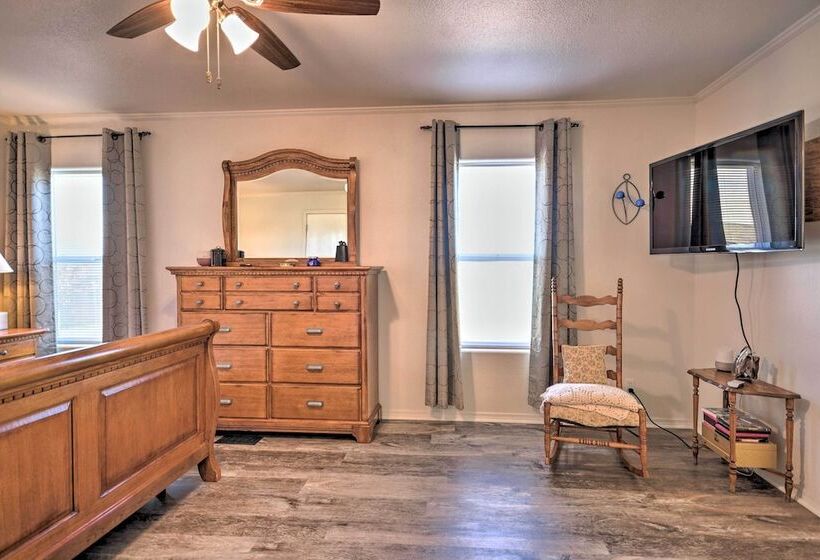 Peaceful Portales Escape W/ Patio & Grill!