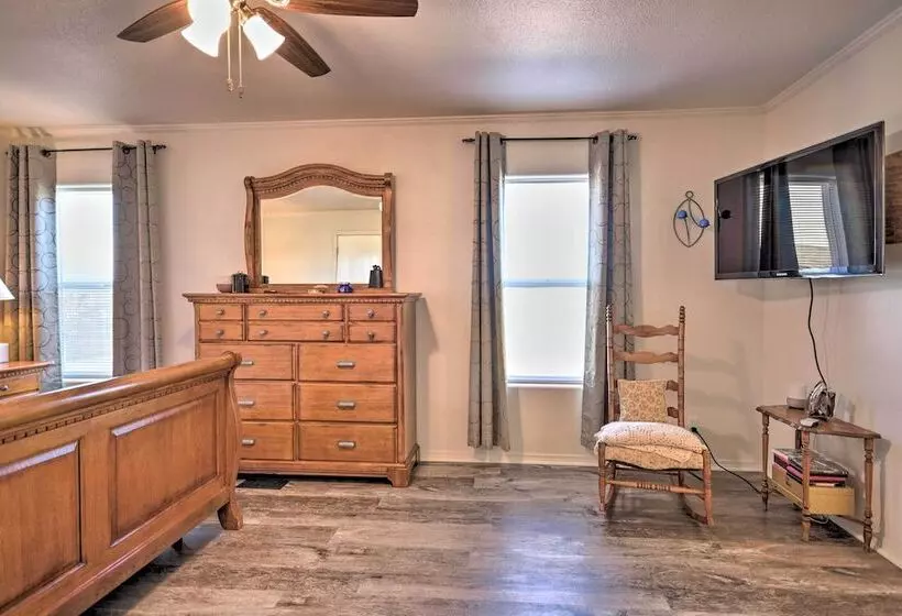 Peaceful Portales Escape W/ Patio & Grill!