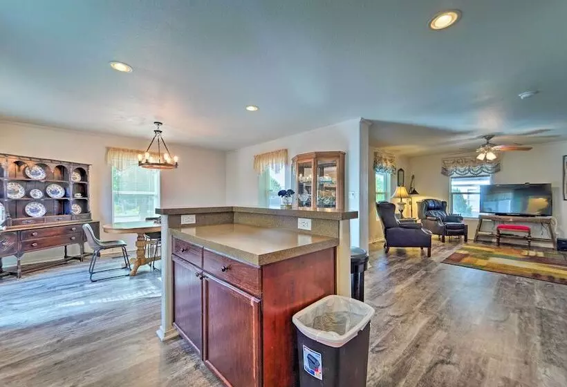 Peaceful Portales Escape W/ Patio & Grill!