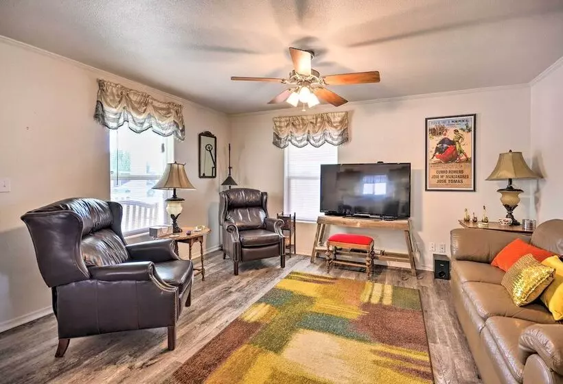Peaceful Portales Escape W/ Patio & Grill!