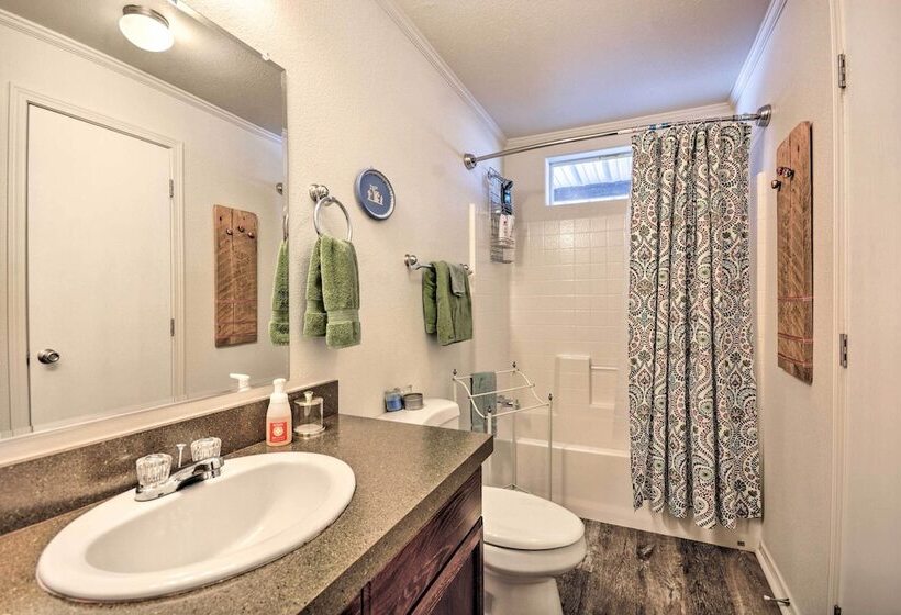 Peaceful Portales Escape W/ Patio & Grill!