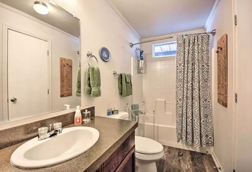 Peaceful Portales Escape W/ Patio & Grill!