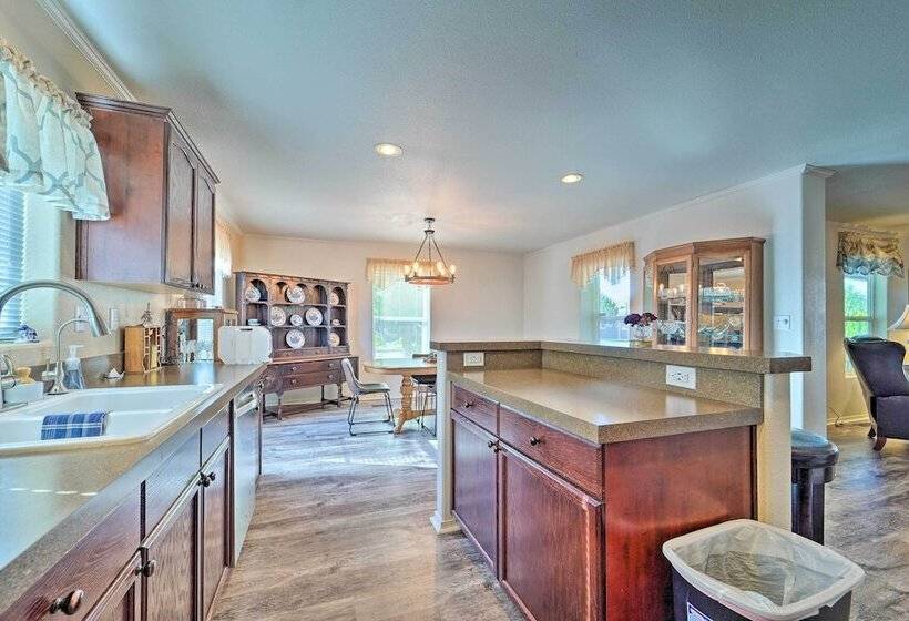 Peaceful Portales Escape W/ Patio & Grill!