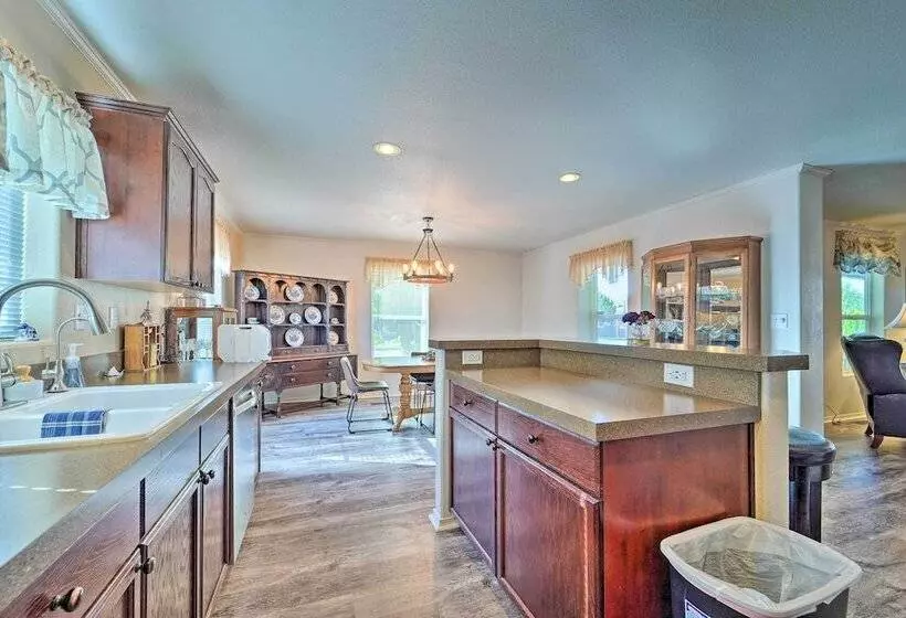 Peaceful Portales Escape W/ Patio & Grill!