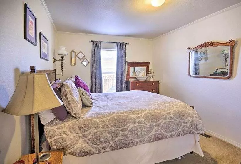 Peaceful Portales Escape W/ Patio & Grill!