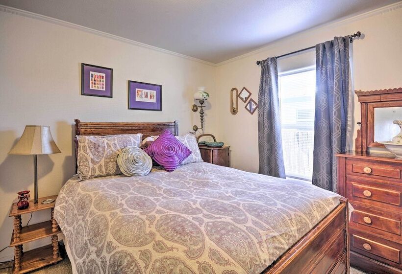 Peaceful Portales Escape W/ Patio & Grill!