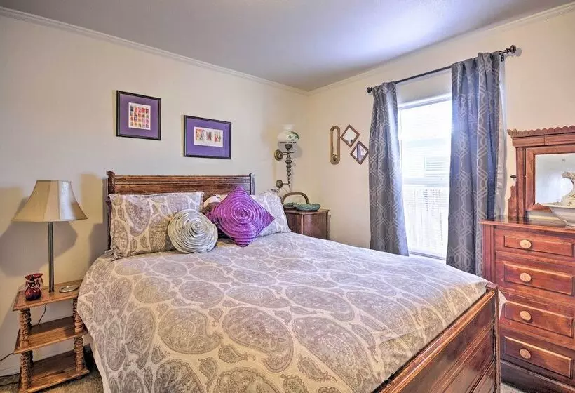 Peaceful Portales Escape W/ Patio & Grill!