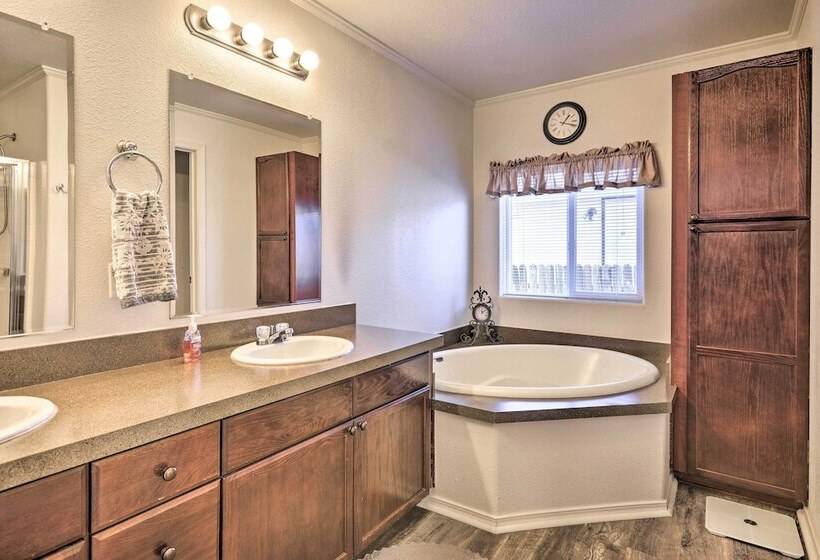 Peaceful Portales Escape W/ Patio & Grill!