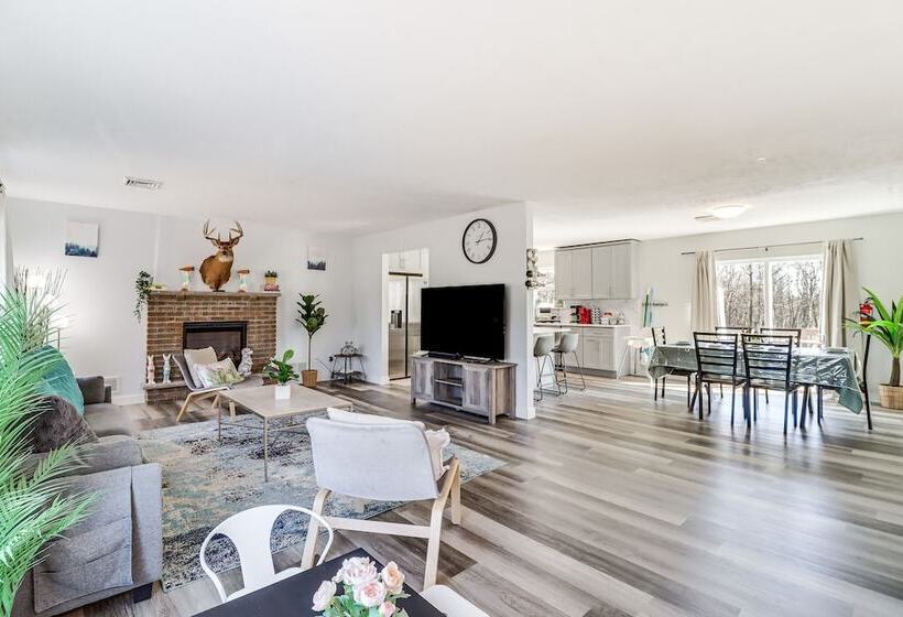 Hot Tub, Game Room: Peaceful Poconos Home!