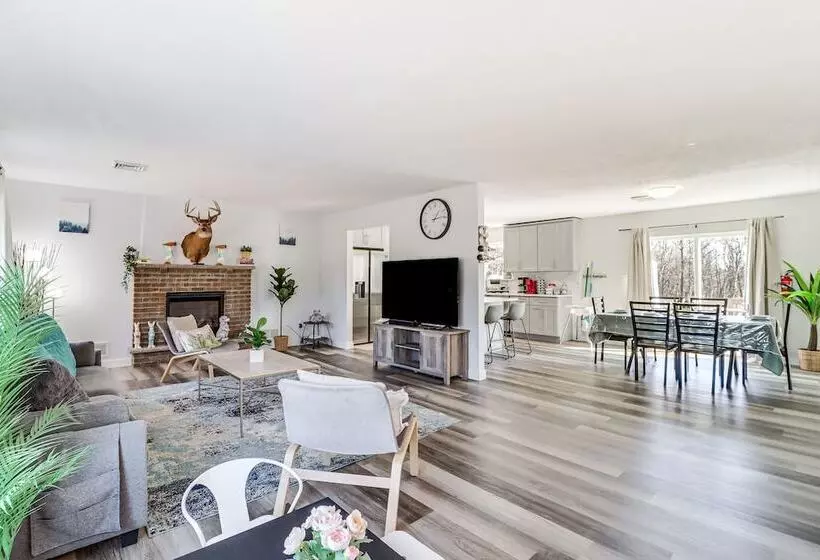 Hot Tub, Game Room: Peaceful Poconos Home!