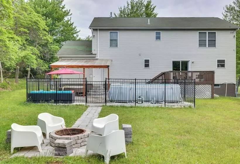 Hot Tub, Game Room: Peaceful Poconos Home!