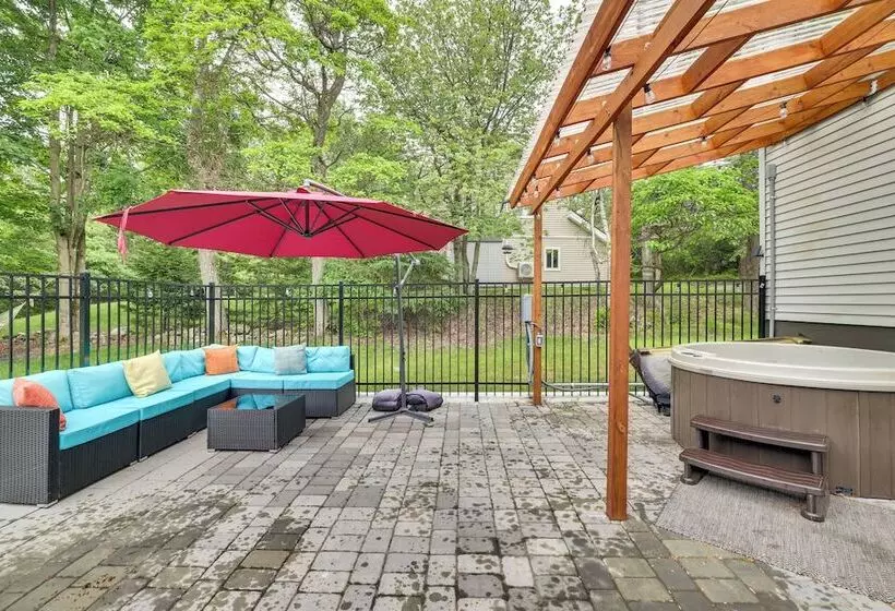 Hot Tub, Game Room: Peaceful Poconos Home!