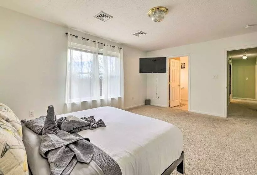 Hot Tub, Game Room: Peaceful Poconos Home!