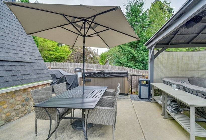 Puget Sound Cabin With Hot Tub And Water Views!