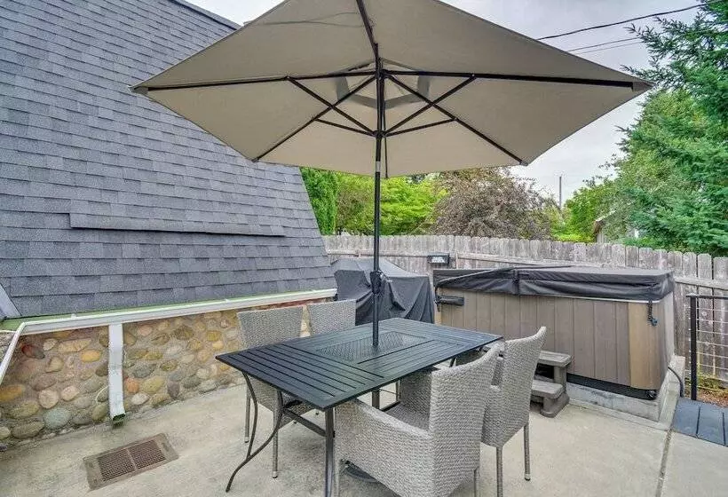 Puget Sound Cabin With Hot Tub And Water Views!