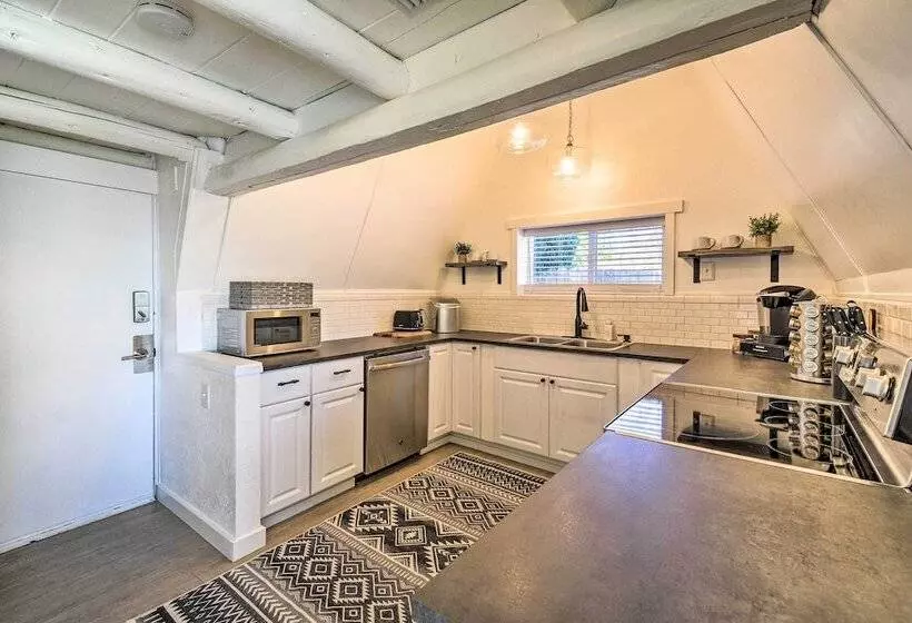 Puget Sound Cabin With Hot Tub And Water Views!