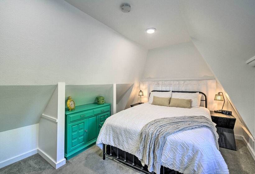 Puget Sound Cabin With Hot Tub And Water Views!