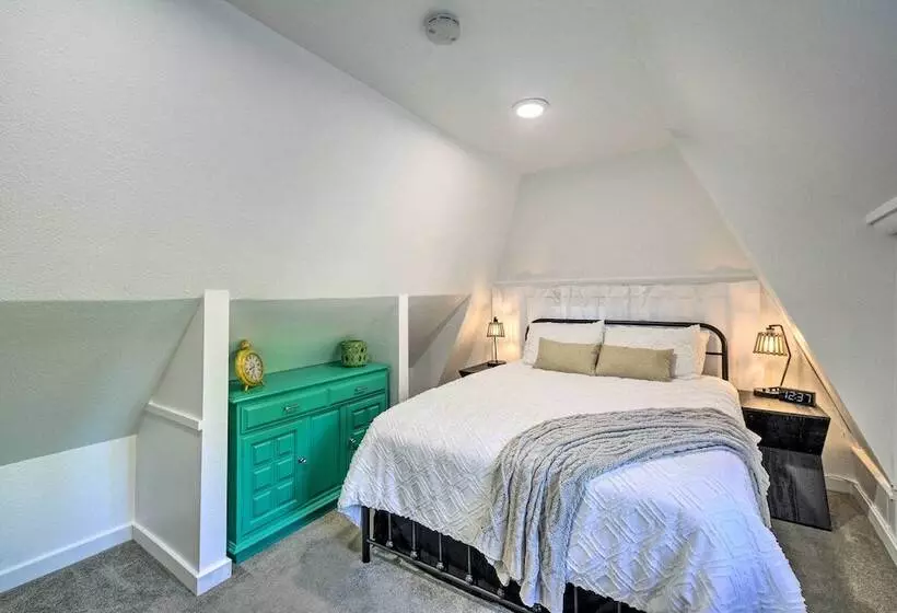 Puget Sound Cabin With Hot Tub And Water Views!