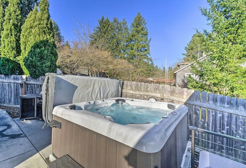 Puget Sound Cabin With Hot Tub And Water Views!