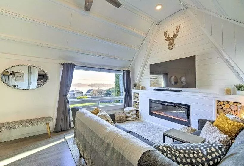 Puget Sound Cabin With Hot Tub And Water Views!
