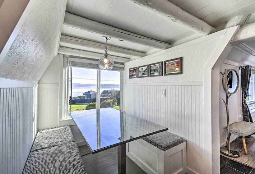 Puget Sound Cabin With Hot Tub And Water Views!