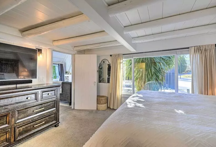 Puget Sound Cabin With Hot Tub And Water Views!