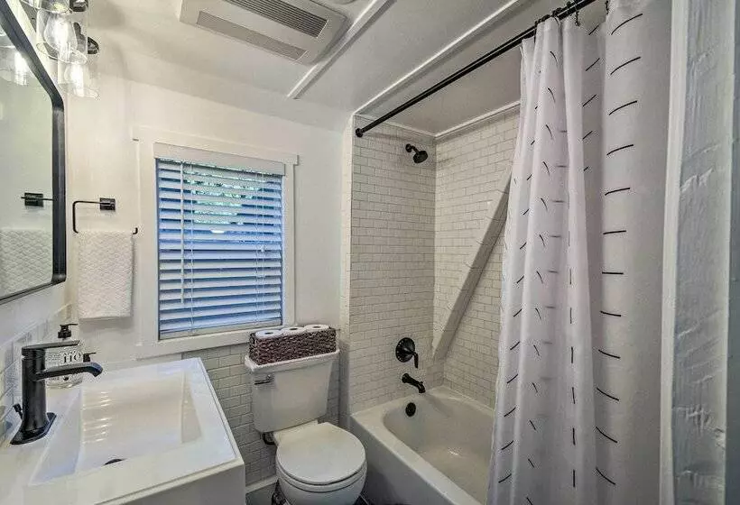 Puget Sound Cabin With Hot Tub And Water Views!