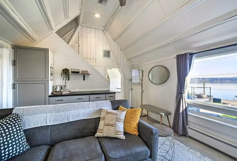 Puget Sound Cabin With Hot Tub And Water Views!