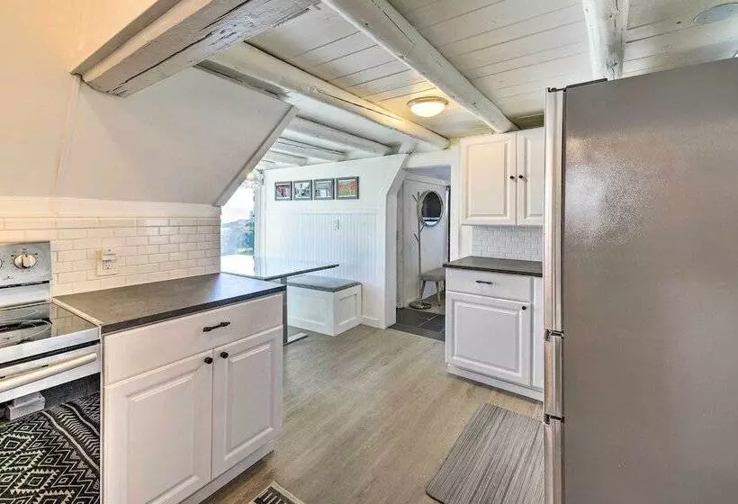 Puget Sound Cabin With Hot Tub And Water Views!