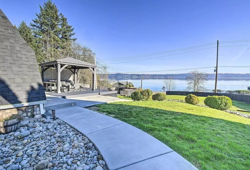 Puget Sound Cabin With Hot Tub And Water Views!