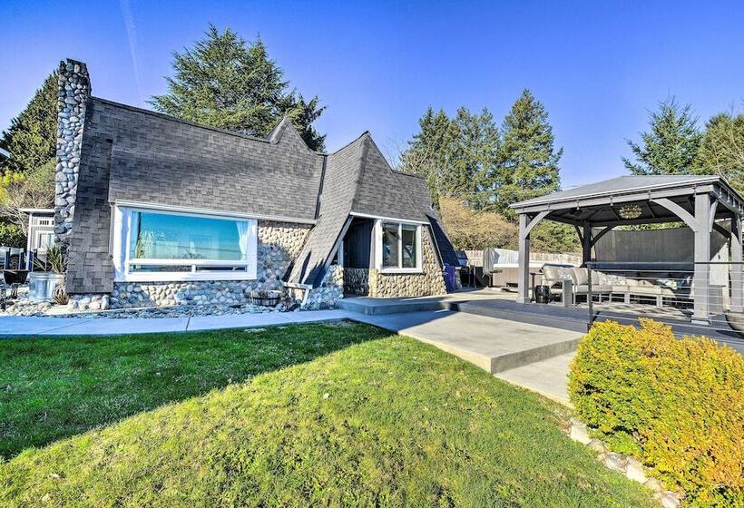 Puget Sound Cabin With Hot Tub And Water Views!