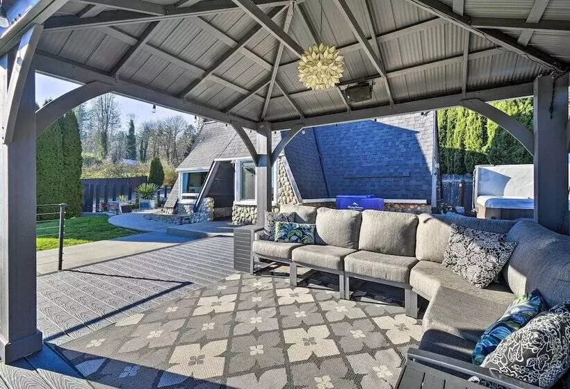 Puget Sound Cabin With Hot Tub And Water Views!