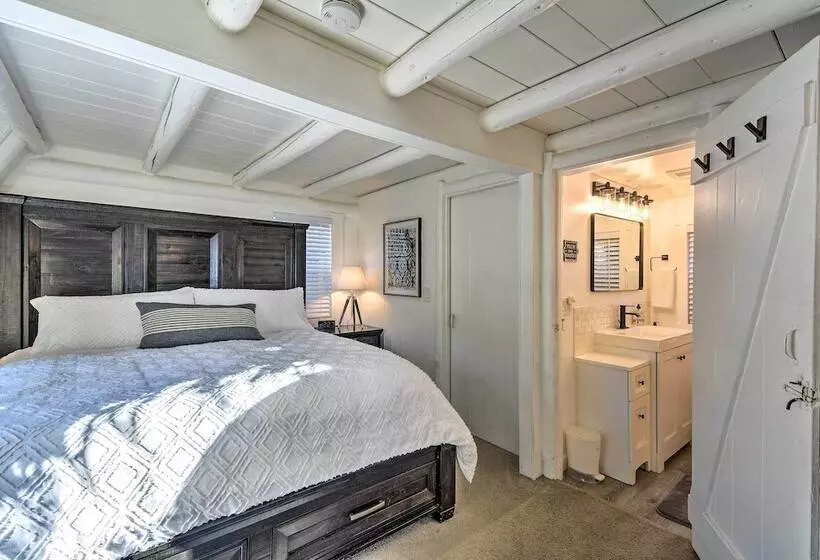 Puget Sound Cabin With Hot Tub And Water Views!