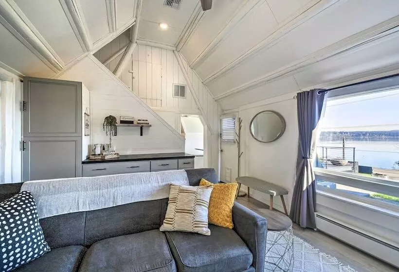 Puget Sound Cabin With Hot Tub And Water Views!