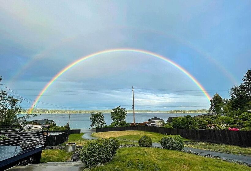 Puget Sound Cabin With Hot Tub And Water Views!