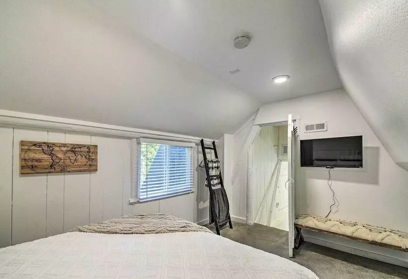 Puget Sound Cabin With Hot Tub And Water Views!