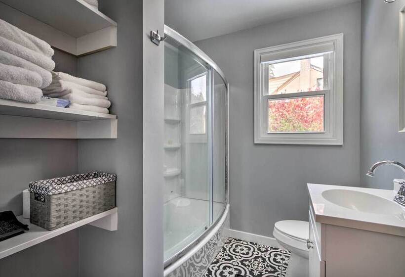 Renovated Historic Home < 1 Mile To Eagle Point!