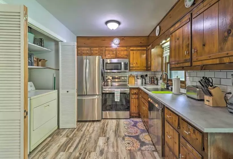 Albrightsville Retreat: Walk To Community Lake!