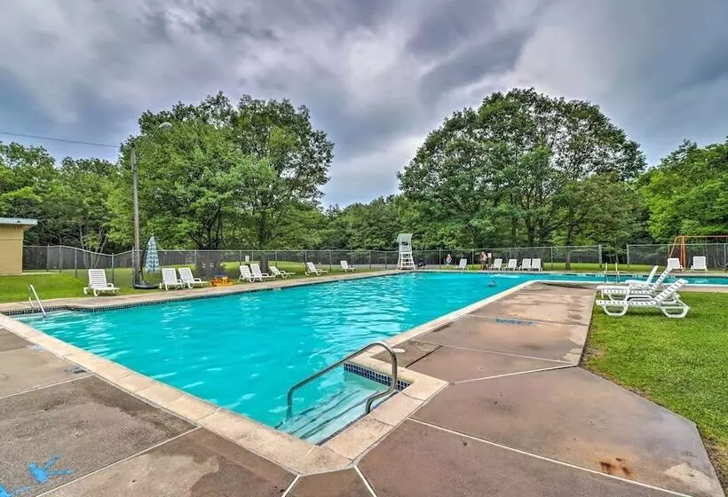 Albrightsville Retreat: Walk To Community Lake!