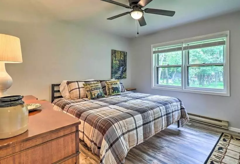 Albrightsville Retreat: Walk To Community Lake!