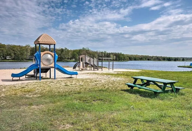 Albrightsville Retreat: Walk To Community Lake!
